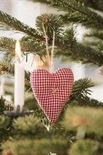 Hjerte fra My Nostalgic Christmas 5 assorterede røde fra Ib Laursen på gren ved lys - Tinashjem